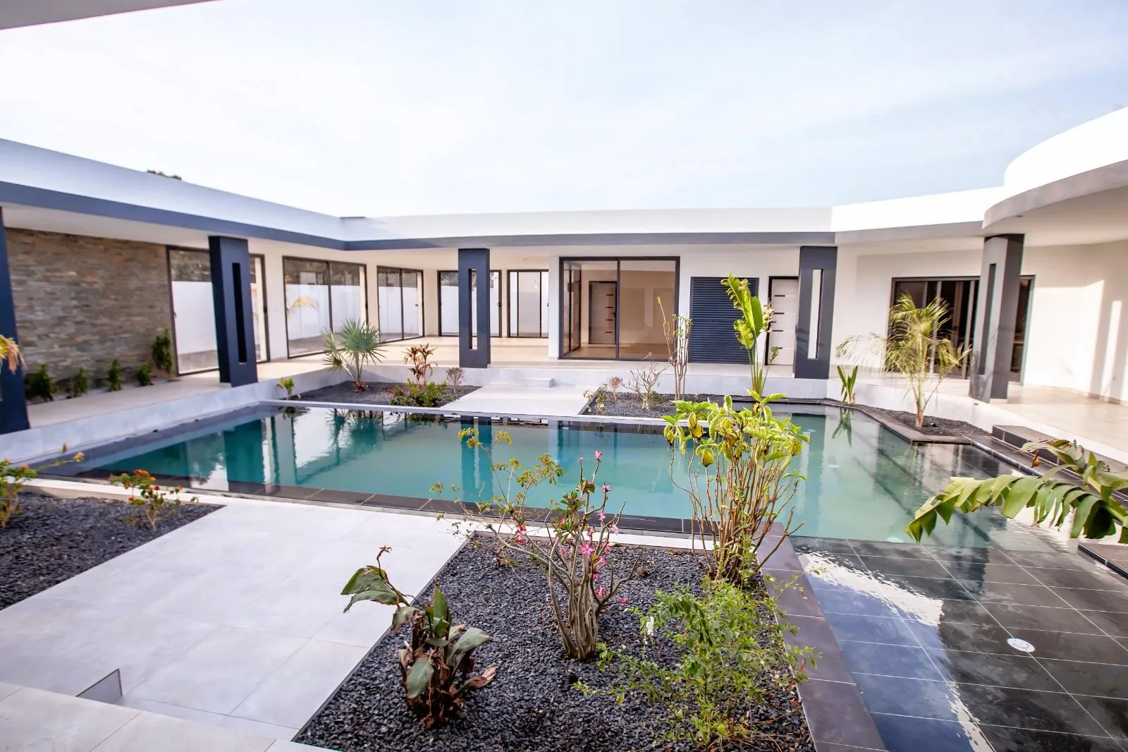 nguerigne-petite+co-te-cours-piscine-8d578c83-1920w